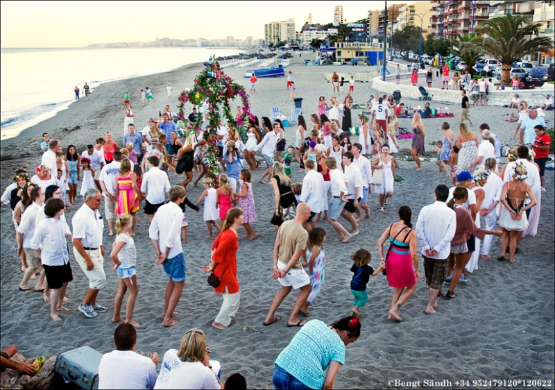 Omkring 350 personer firade för 15:e året midsommar vid Carvajal-stranden, men stämningen kom av sig.